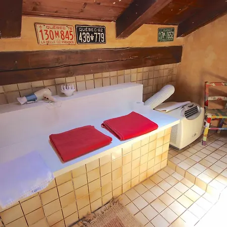 Vr Holiday Scale Qb Apartment