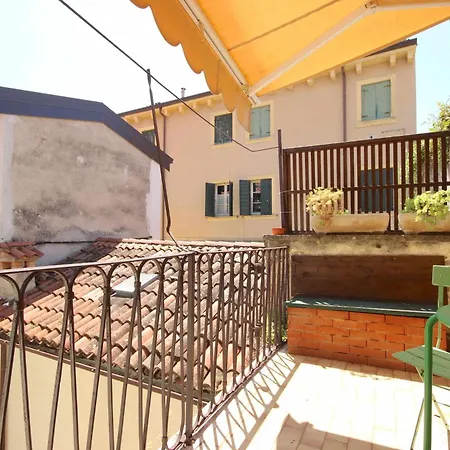 Vr Holiday Scale Qb Apartment